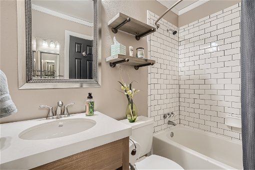 20 2nd Floor Bathroom.jpg